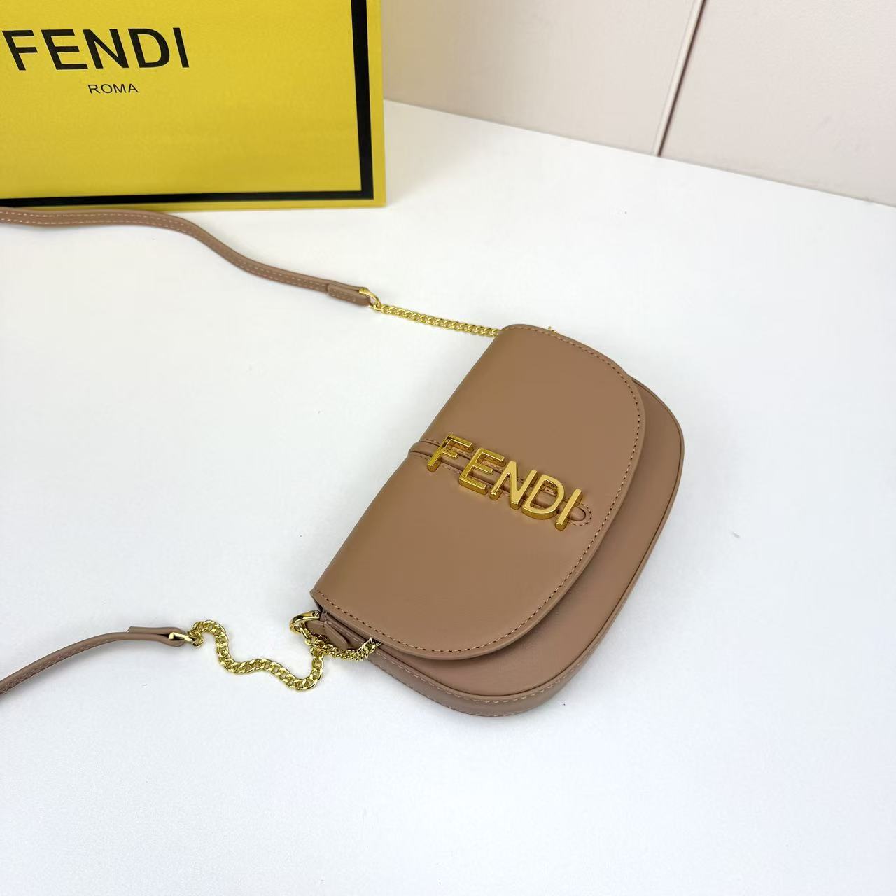 Fendi 高仿 粉裸色鏈條翻蓋斜背包優雅女士小方包