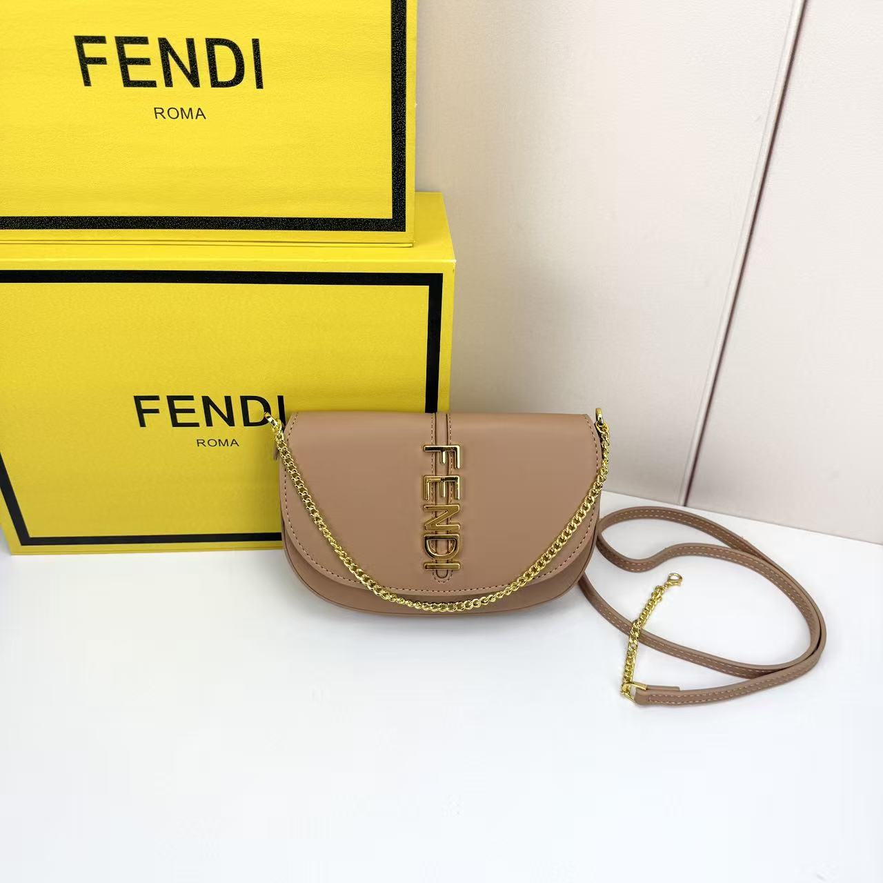 Fendi 高仿 粉裸色鏈條翻蓋斜背包優雅女士小方包