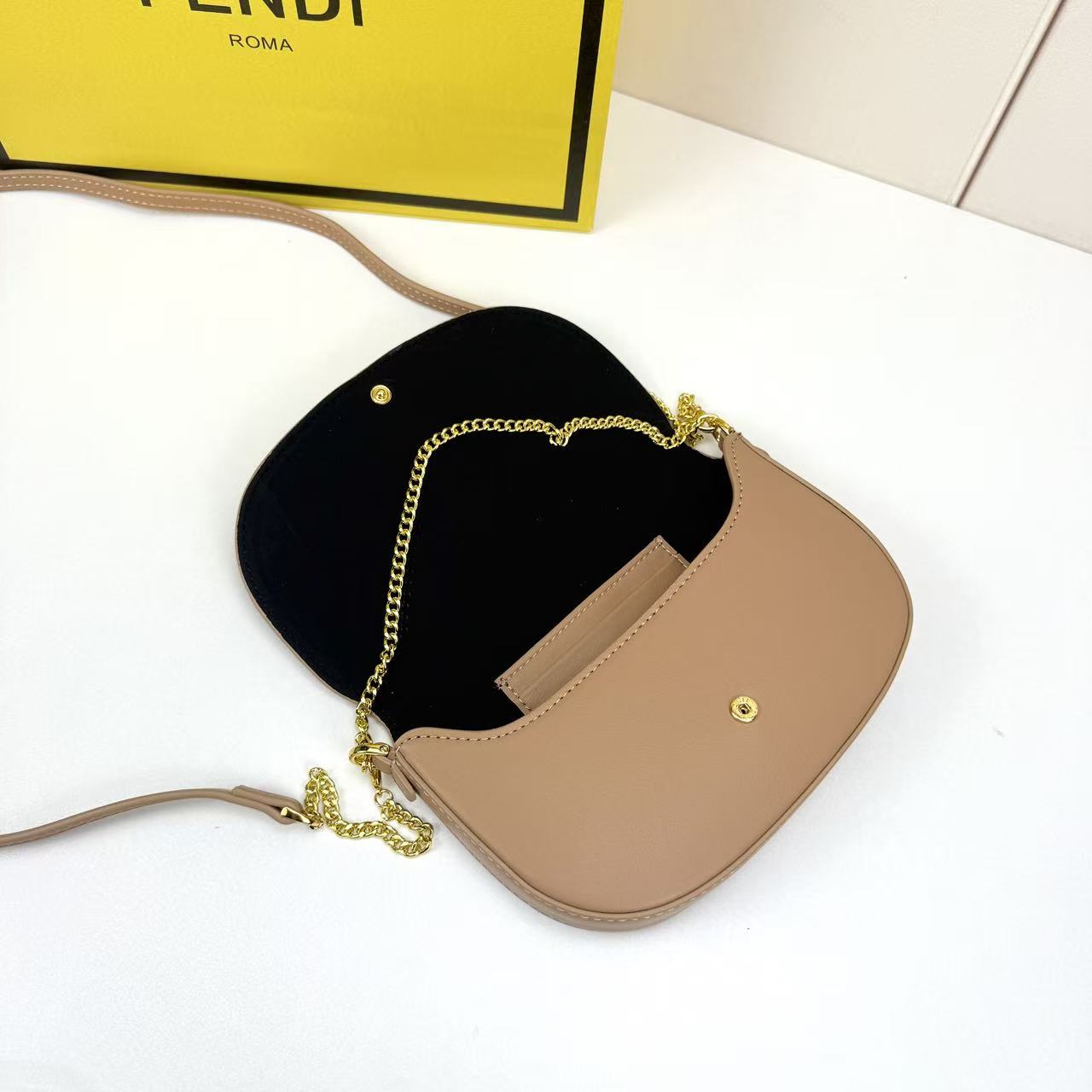 Fendi 高仿 粉裸色鏈條翻蓋斜背包優雅女士小方包