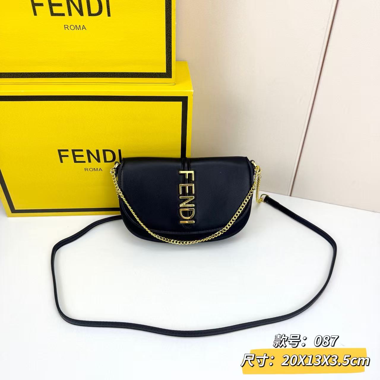 Fendi 一比一 黑色皮革鏈條翻蓋包時尚百搭斜背包