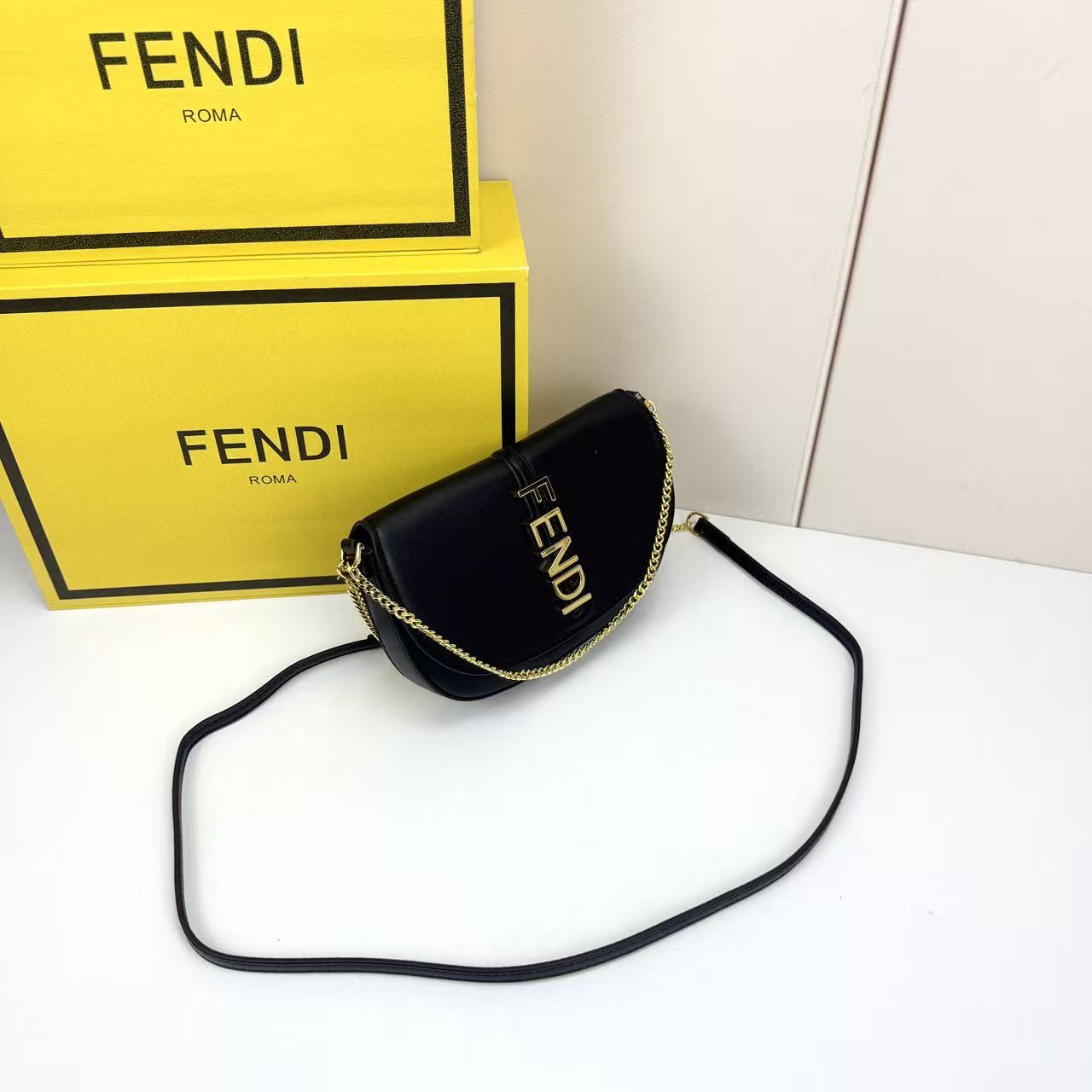 Fendi 一比一 黑色皮革鏈條翻蓋包時尚百搭斜背包