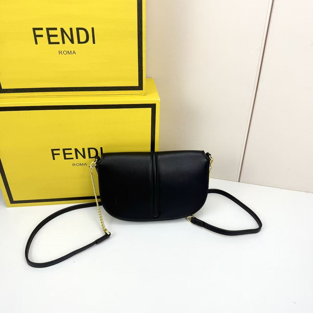 Fendi 一比一 黑色皮革鏈條翻蓋包時尚百搭斜背包