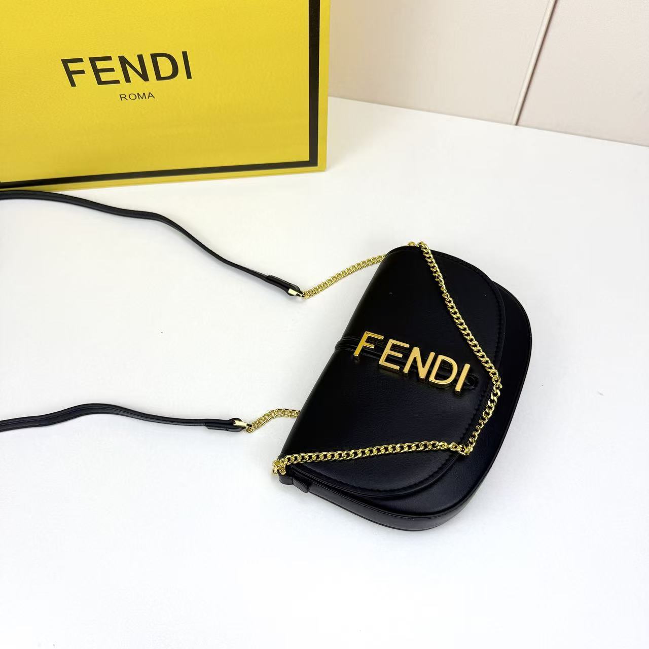 Fendi 一比一 黑色皮革鏈條翻蓋包時尚百搭斜背包