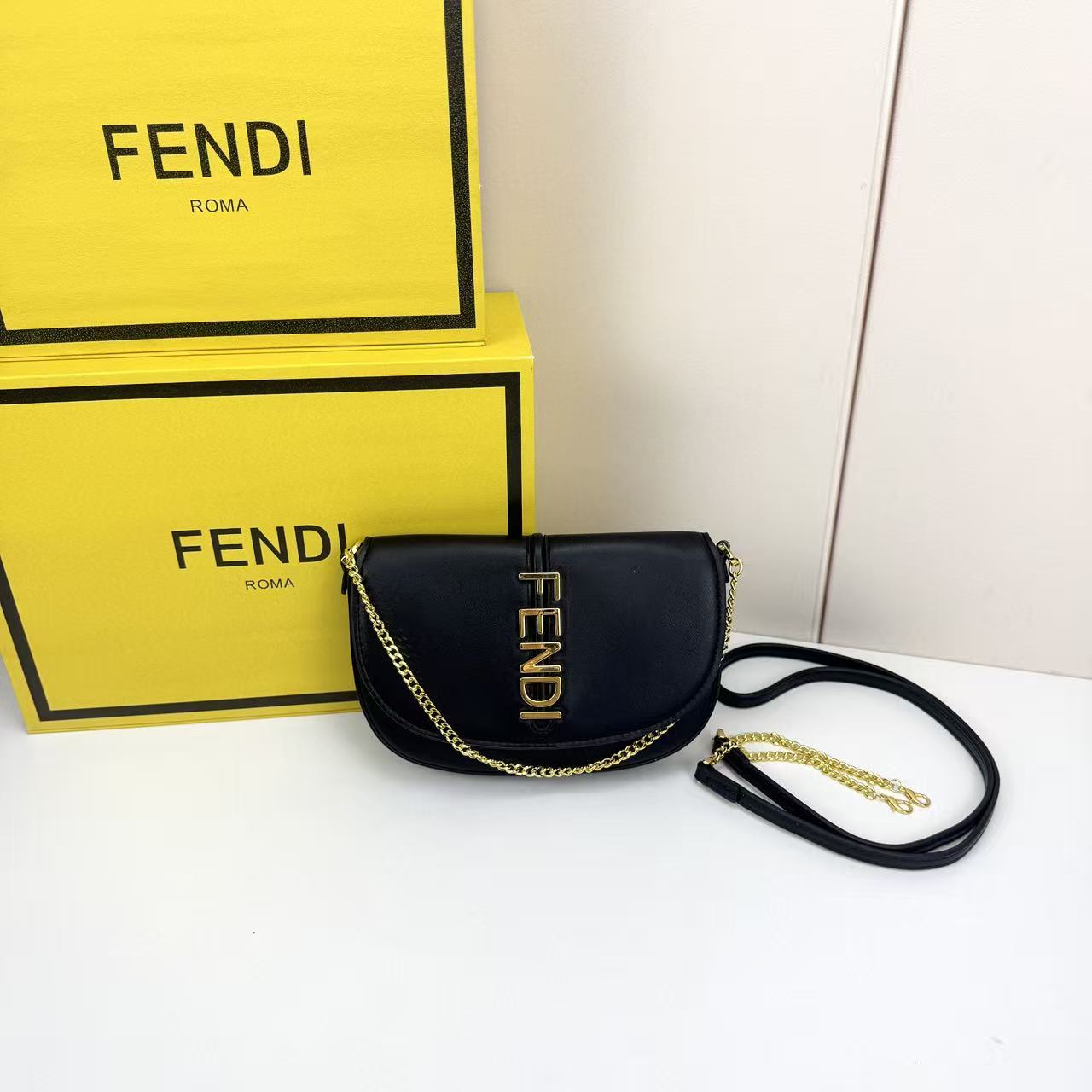 Fendi 一比一 黑色皮革鏈條翻蓋包時尚百搭斜背包
