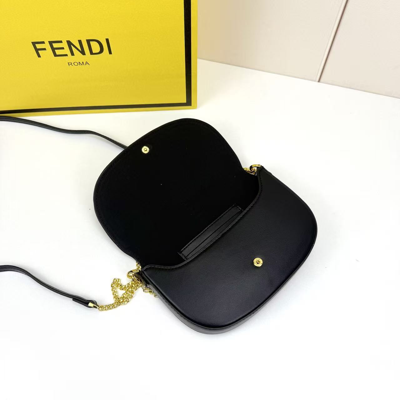 Fendi 一比一 黑色皮革鏈條翻蓋包時尚百搭斜背包