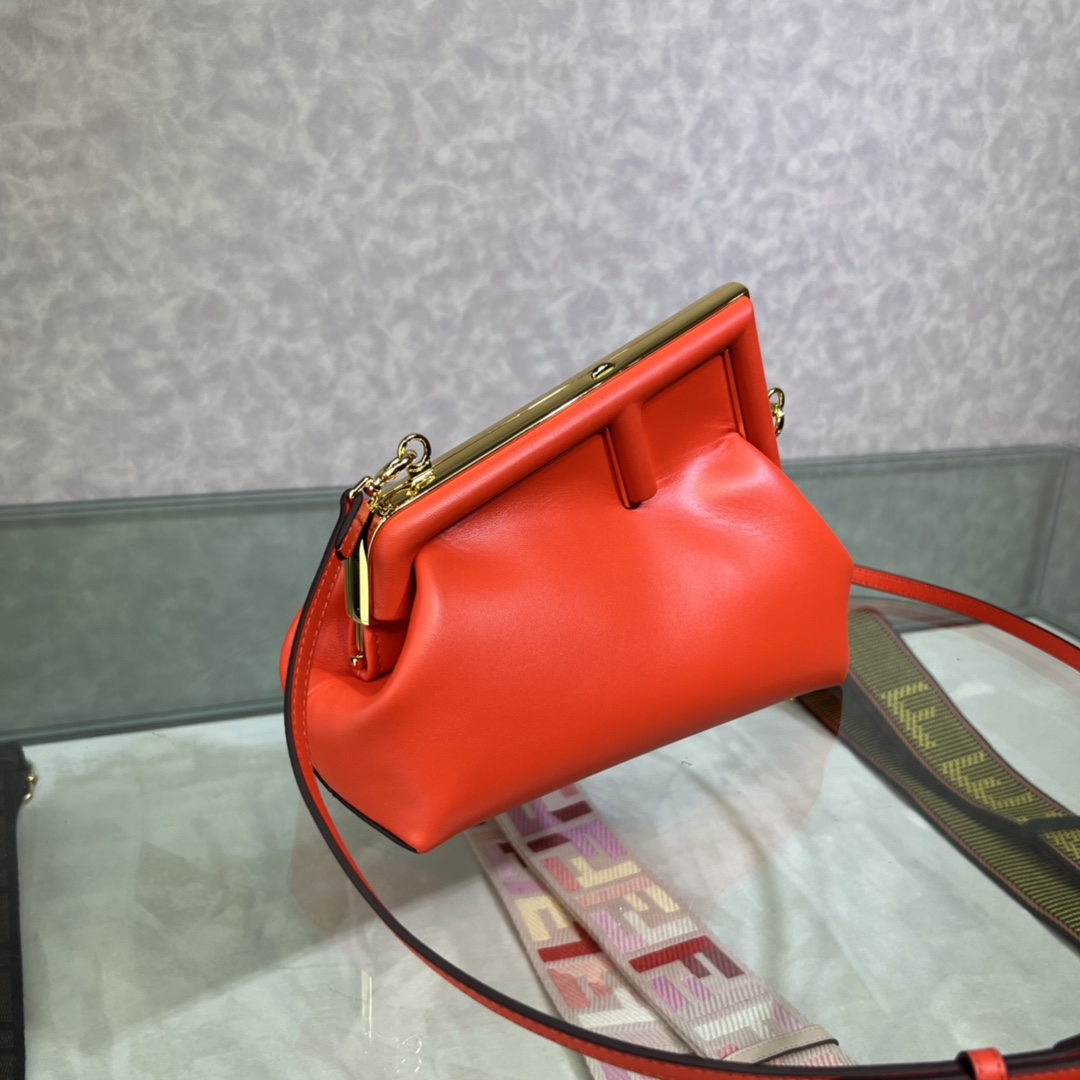 Fendi高仿First女士紅色手提包亮面質感吸睛時尚款