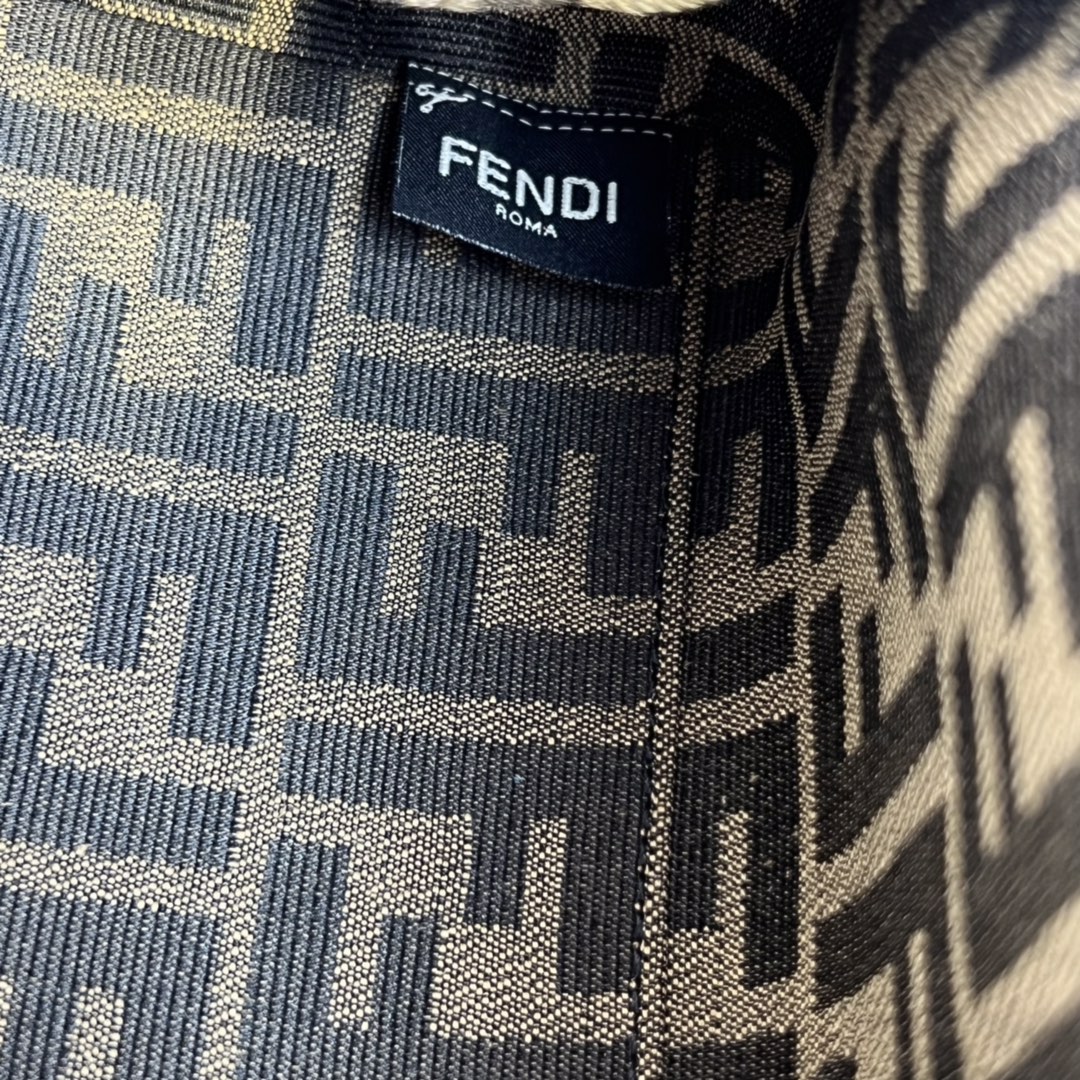 Fendi高仿First女士紅色手提包亮面質感吸睛時尚款