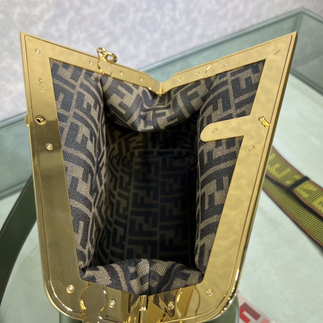 Fendi高仿First女士淡藍色手提包清新氣質百搭斜背款