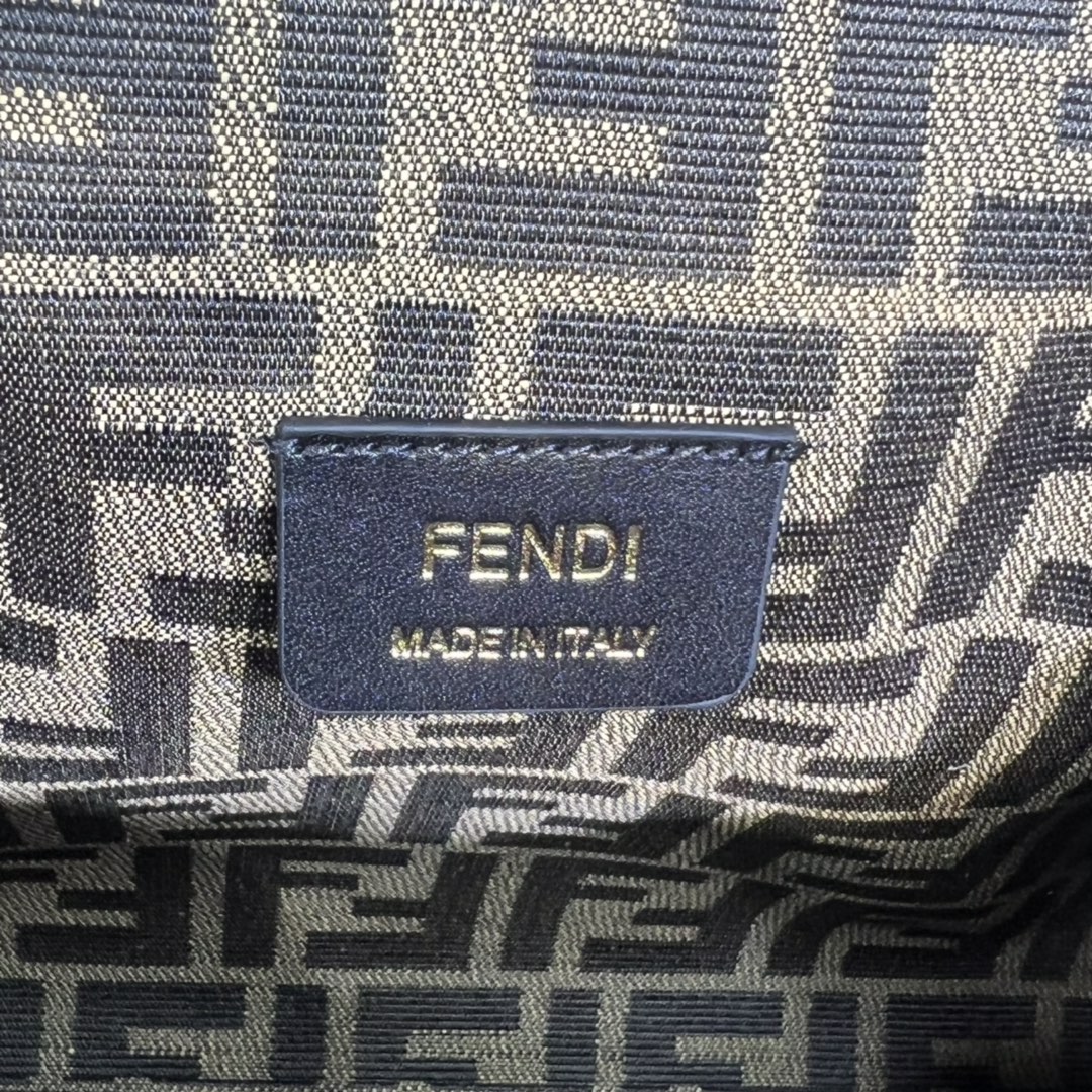 Fendi高仿First女士淡藍色手提包清新氣質百搭斜背款
