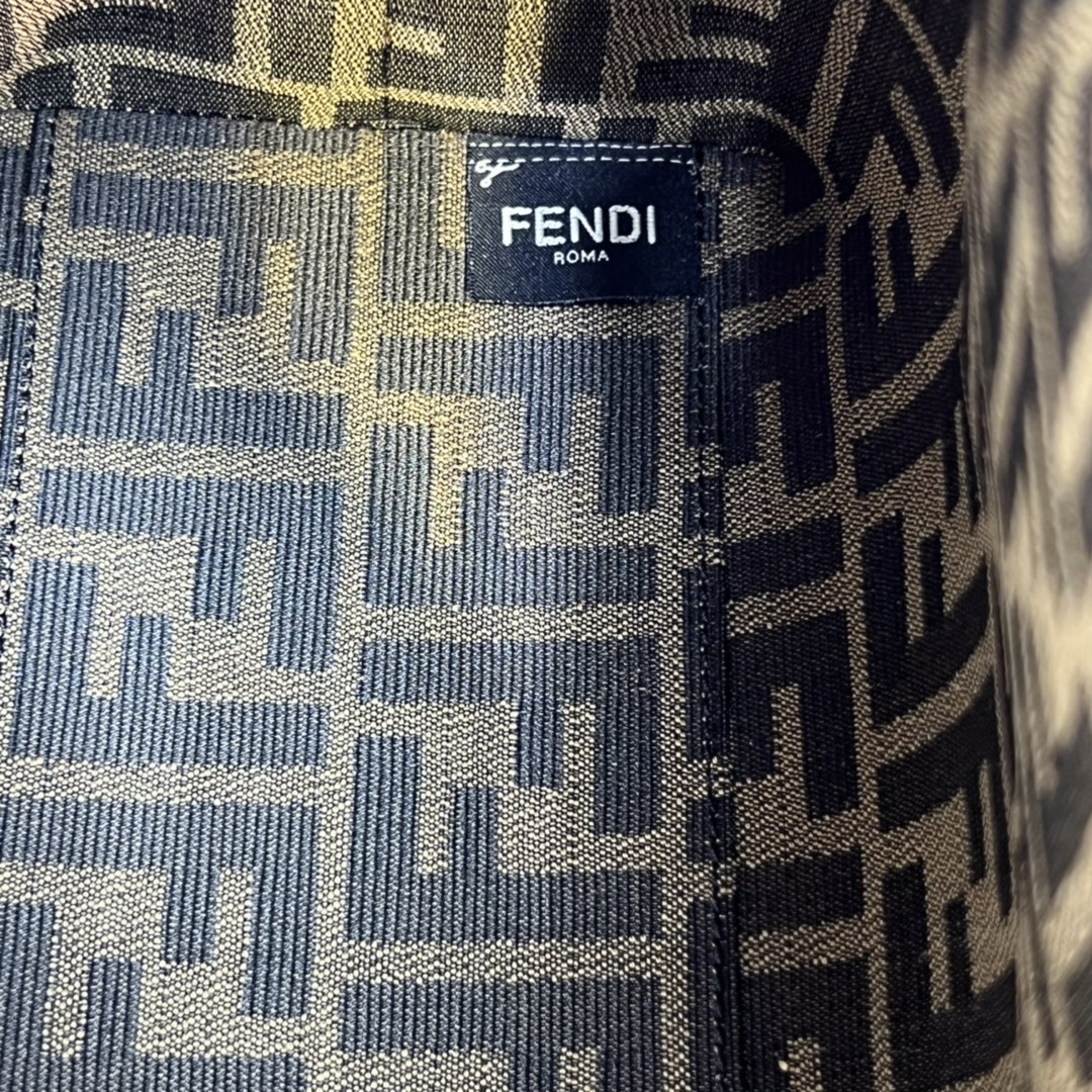 Fendi高仿First女士淡藍色手提包清新氣質百搭斜背款