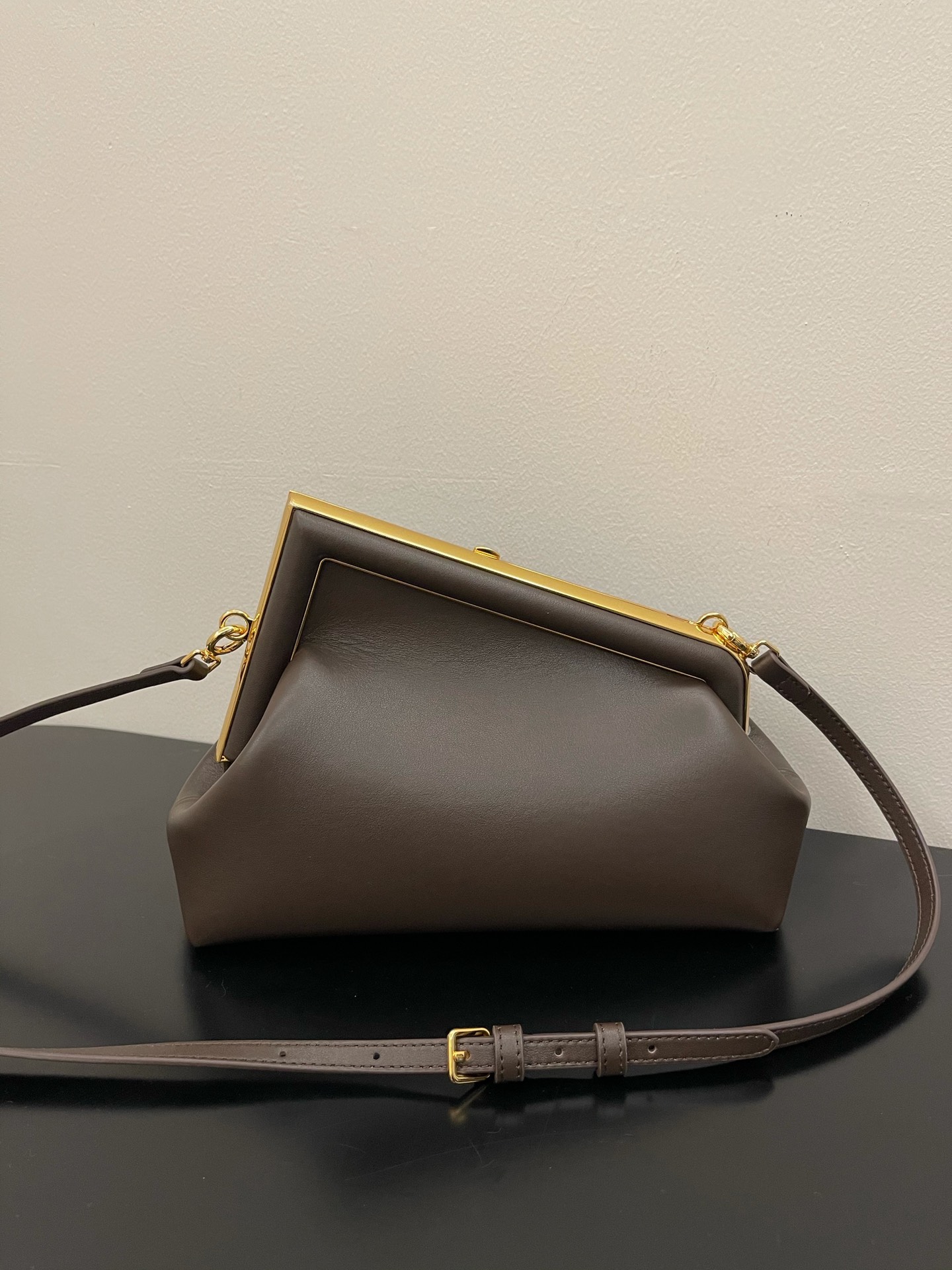 Fendi原單First女士深咖啡手提包低調奢華百搭通勤款