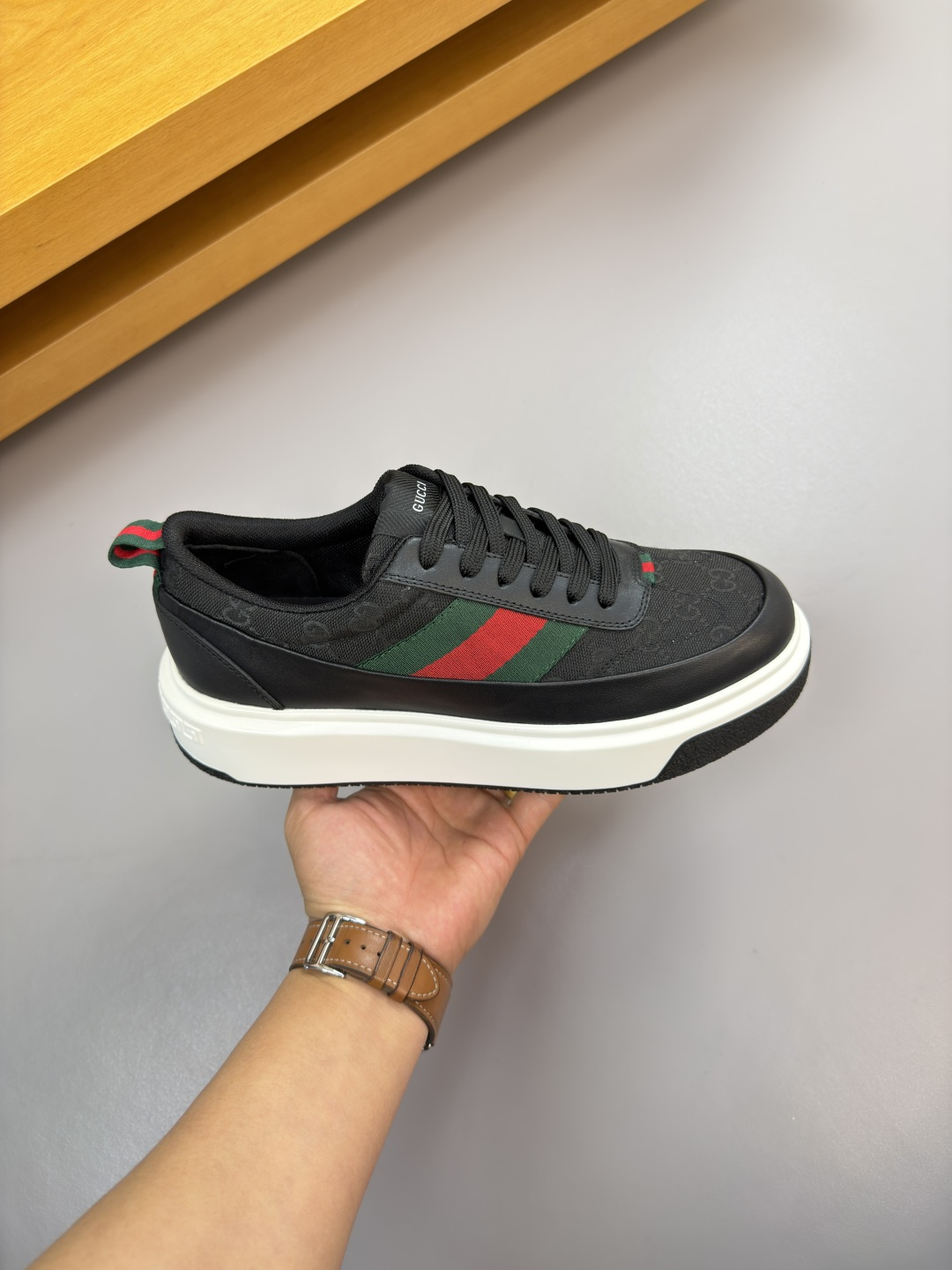 GUCCI 原單男款壓紋皮革運動鞋 經典黑白配色休閒潮鞋