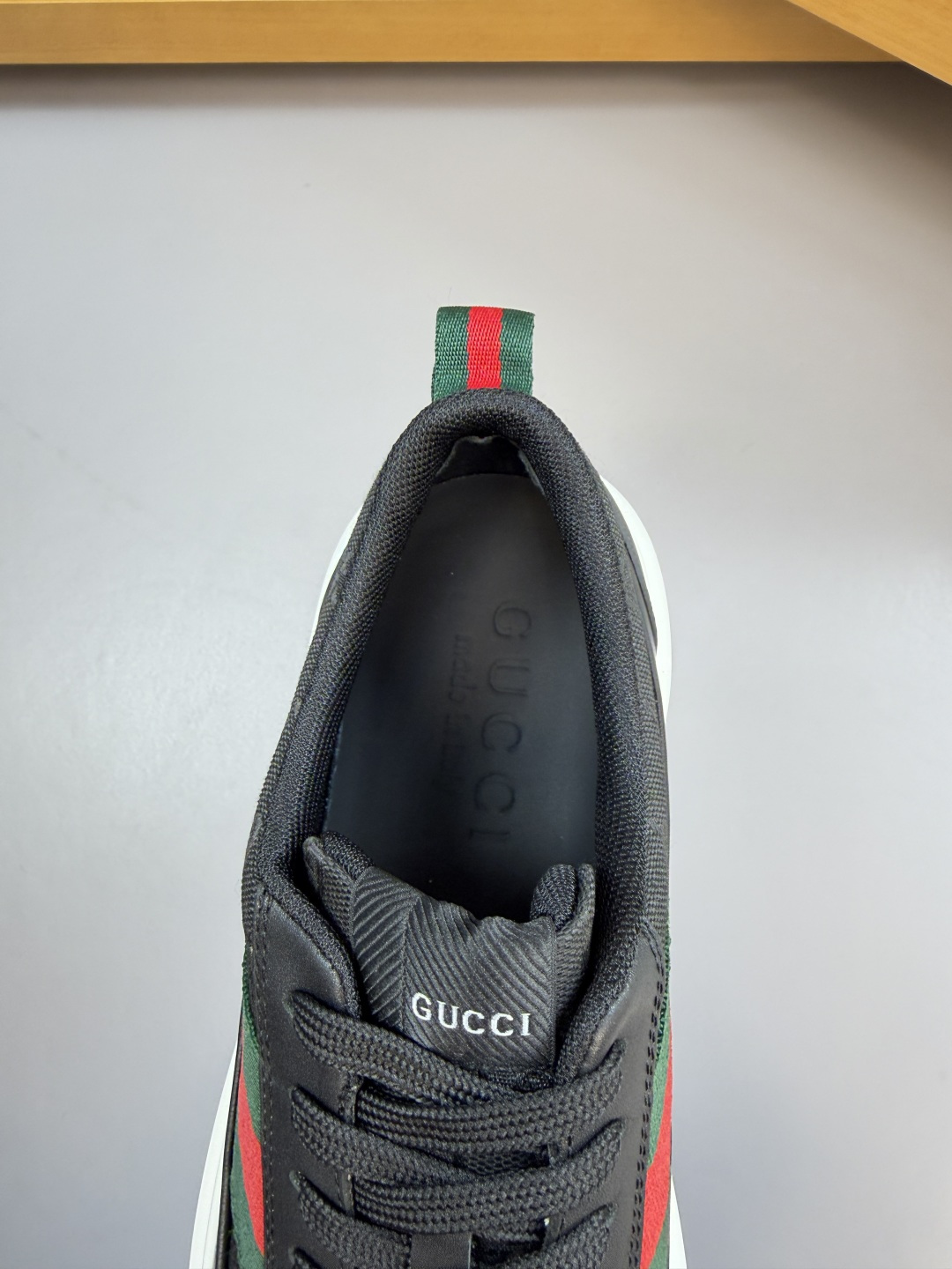 GUCCI 原單男款壓紋皮革運動鞋 經典黑白配色休閒潮鞋