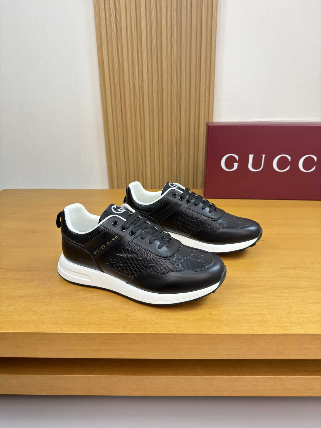 GUCCI 高仿男款壓紋皮革運動鞋 經典黑白休閒跑鞋| 3 GUCCI 高仿男款壓紋皮革運動鞋 經典黑白休閒跑鞋