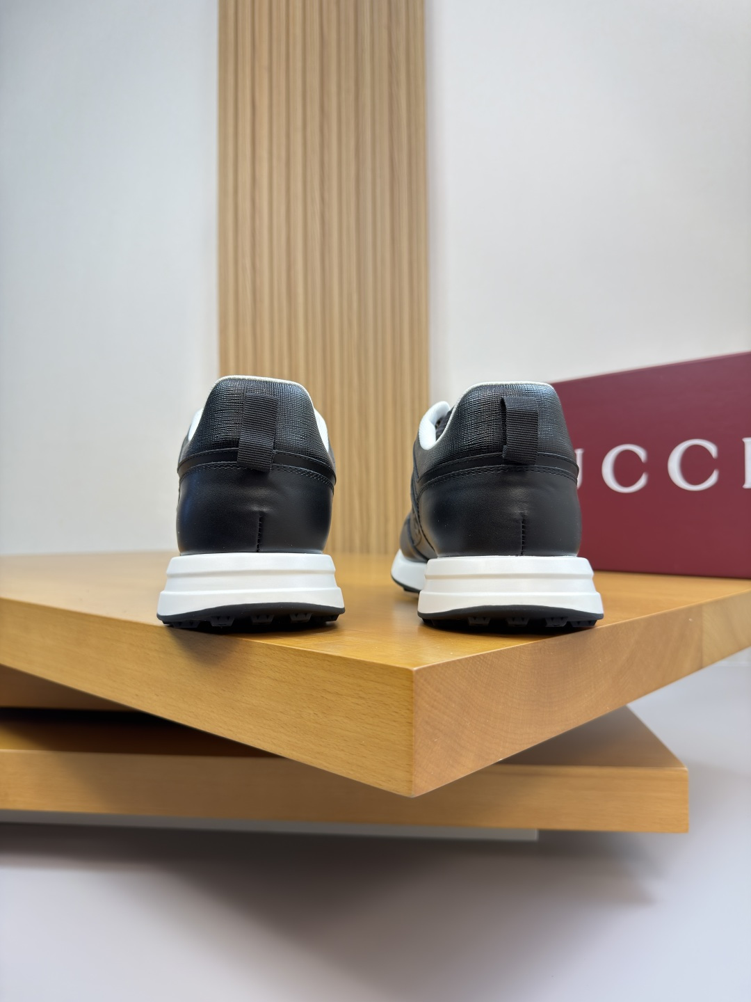 GUCCI 高仿男款壓紋皮革運動鞋 經典黑白休閒跑鞋| 8 GUCCI 高仿男款壓紋皮革運動鞋 經典黑白休閒跑鞋