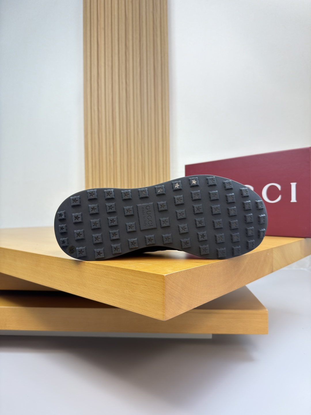 GUCCI 高仿男款壓紋皮革運動鞋 經典黑白休閒跑鞋| 7 GUCCI 高仿男款壓紋皮革運動鞋 經典黑白休閒跑鞋