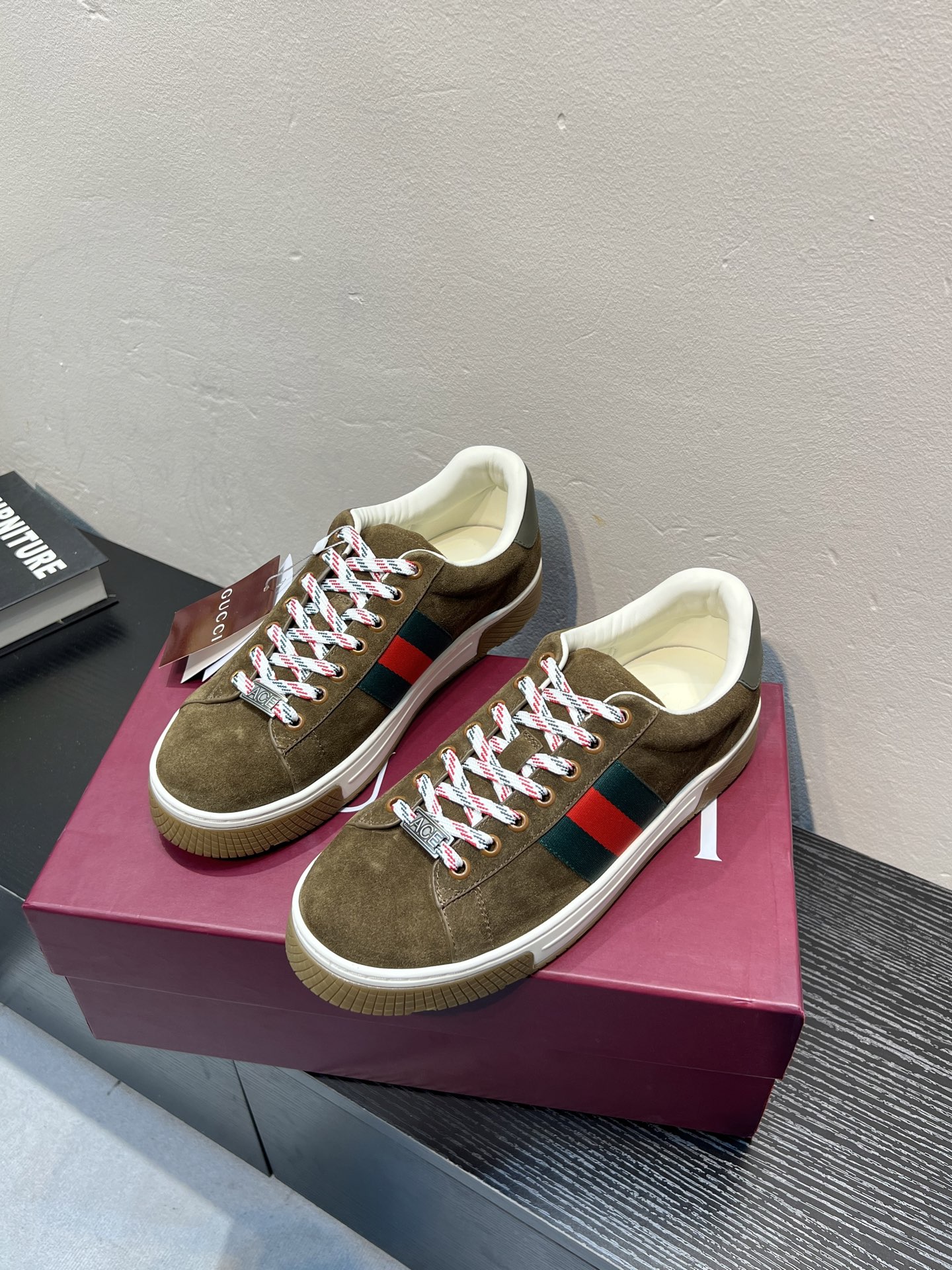 GUCCI 原單男款ACE麂皮休閒鞋 經典紅綠織帶百搭潮鞋| 14 GUCCI 原單男款ACE麂皮休閒鞋 經典紅綠織帶百搭潮鞋