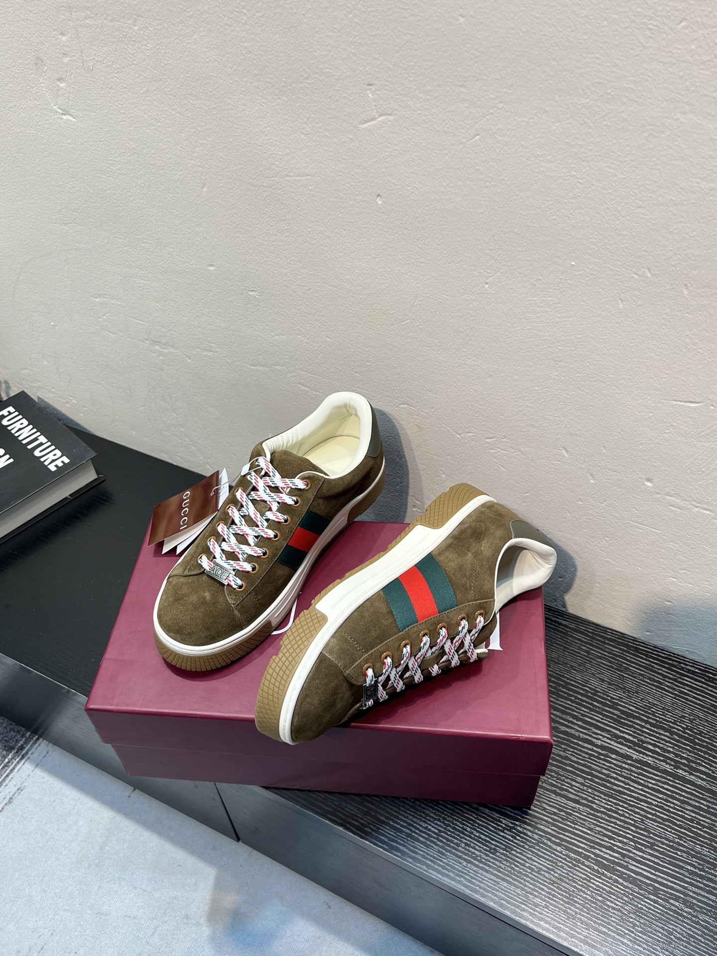 GUCCI 原單男款ACE麂皮休閒鞋 經典紅綠織帶百搭潮鞋| 13 GUCCI 原單男款ACE麂皮休閒鞋 經典紅綠織帶百搭潮鞋