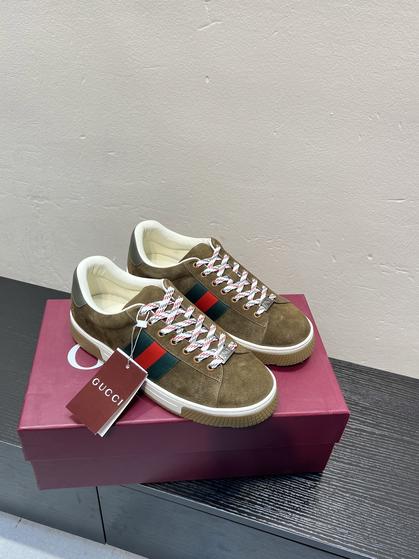 GUCCI 原單男款ACE麂皮休閒鞋 經典紅綠織帶百搭潮鞋| 12 GUCCI 原單男款ACE麂皮休閒鞋 經典紅綠織帶百搭潮鞋