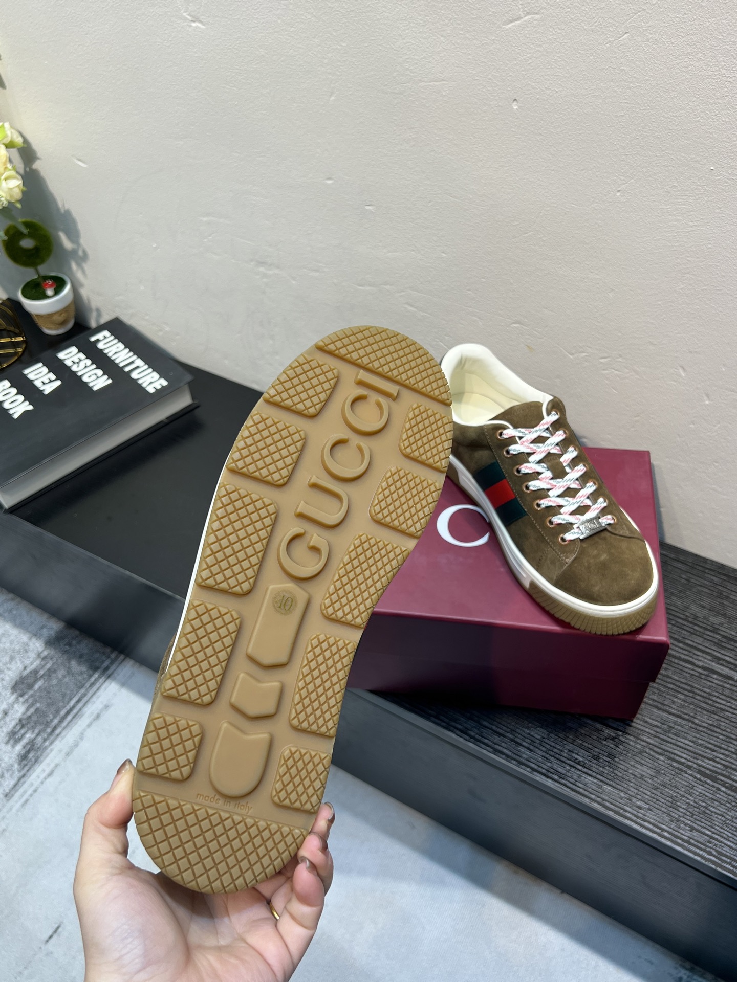GUCCI 原單男款ACE麂皮休閒鞋 經典紅綠織帶百搭潮鞋| 9 GUCCI 原單男款ACE麂皮休閒鞋 經典紅綠織帶百搭潮鞋
