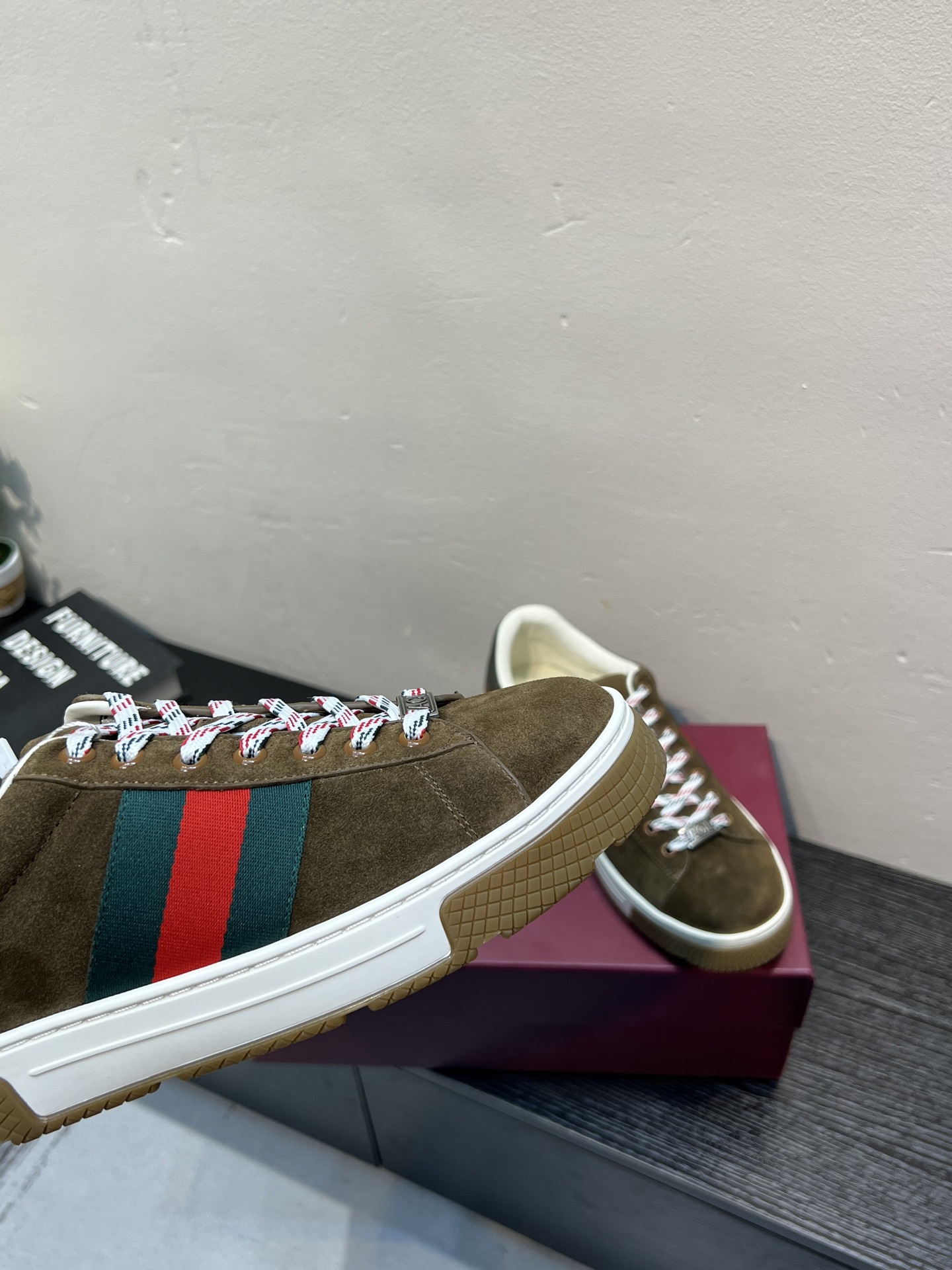 GUCCI 原單男款ACE麂皮休閒鞋 經典紅綠織帶百搭潮鞋| 8 GUCCI 原單男款ACE麂皮休閒鞋 經典紅綠織帶百搭潮鞋