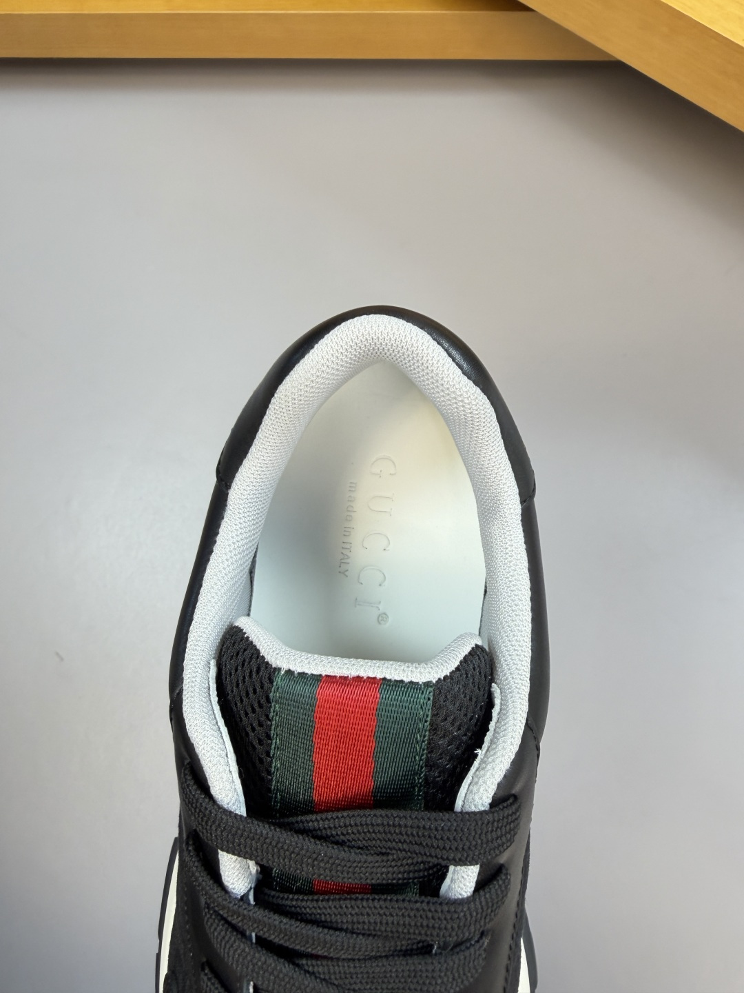 GUCCI 一比一男款經典織帶皮革休閒鞋 黑色低筒百搭板鞋| 9 GUCCI 一比一男款經典織帶皮革休閒鞋 黑色低筒百搭板鞋