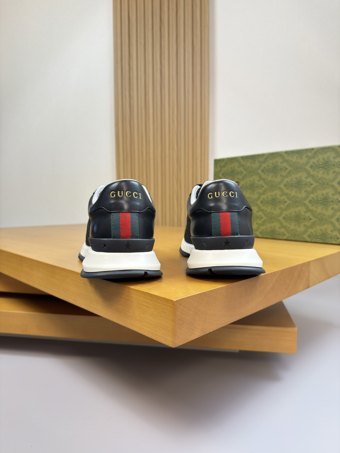GUCCI 一比一男款經典織帶皮革休閒鞋 黑色低筒百搭板鞋| 7 GUCCI 一比一男款經典織帶皮革休閒鞋 黑色低筒百搭板鞋