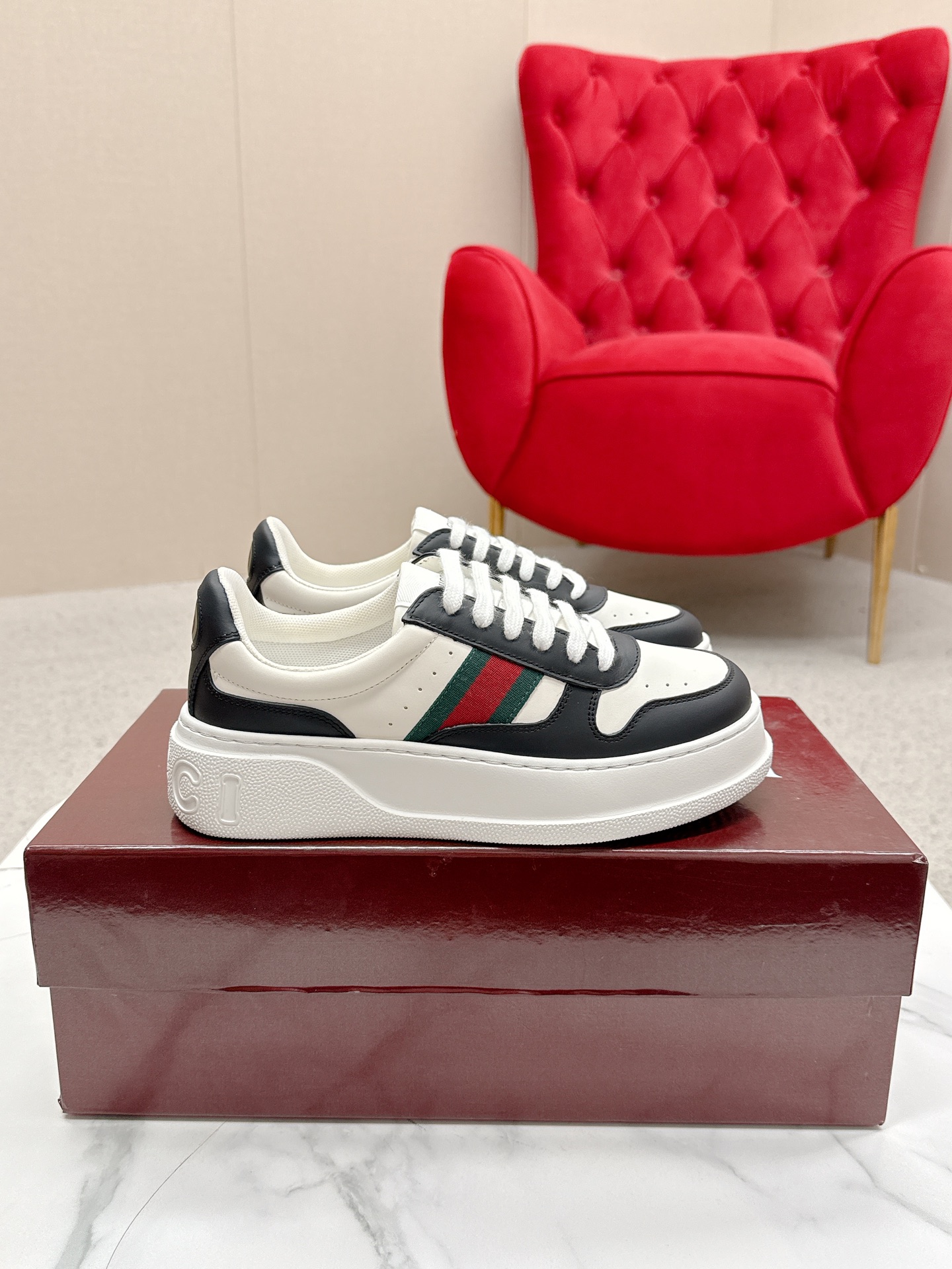 Gucci 復刻 男女款 黑白拼接厚底運動鞋 經典條紋百搭款| 13 Gucci 復刻 男女款 黑白拼接厚底運動鞋 經典條紋百搭款
