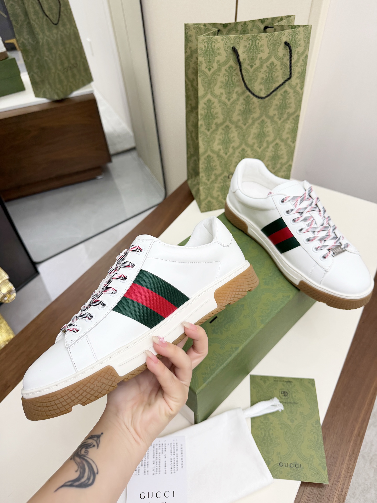 Gucci 原單 男女款 白色條紋休閒鞋 輕奢簡約日常款| 15 Gucci 原單 男女款 白色條紋休閒鞋 輕奢簡約日常款