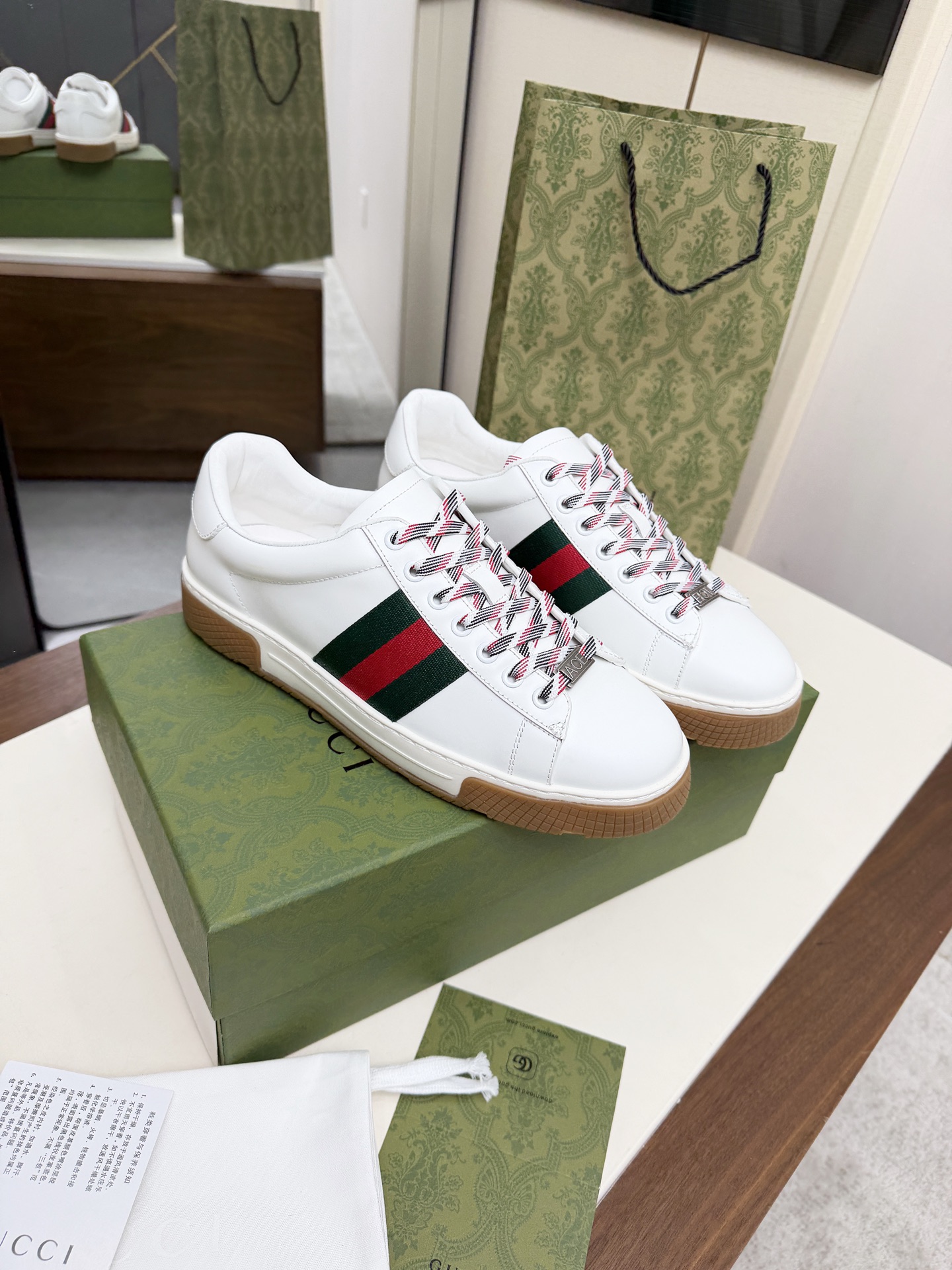 Gucci 原單 男女款 白色條紋休閒鞋 輕奢簡約日常款| 12 Gucci 原單 男女款 白色條紋休閒鞋 輕奢簡約日常款