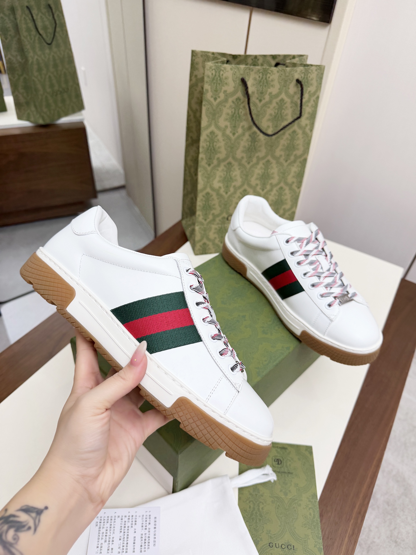 Gucci 原單 男女款 白色條紋休閒鞋 輕奢簡約日常款| 10 Gucci 原單 男女款 白色條紋休閒鞋 輕奢簡約日常款