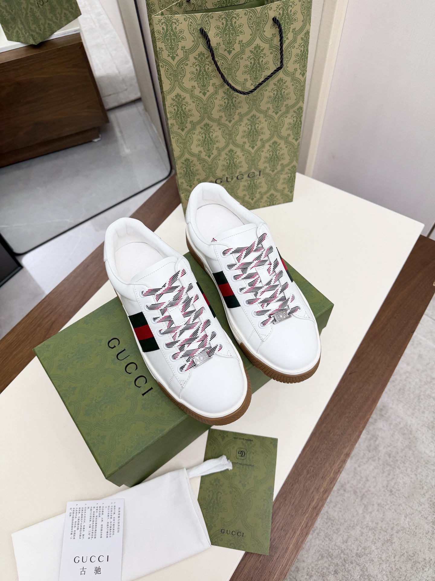 Gucci 原單 男女款 白色條紋休閒鞋 輕奢簡約日常款| 9 Gucci 原單 男女款 白色條紋休閒鞋 輕奢簡約日常款