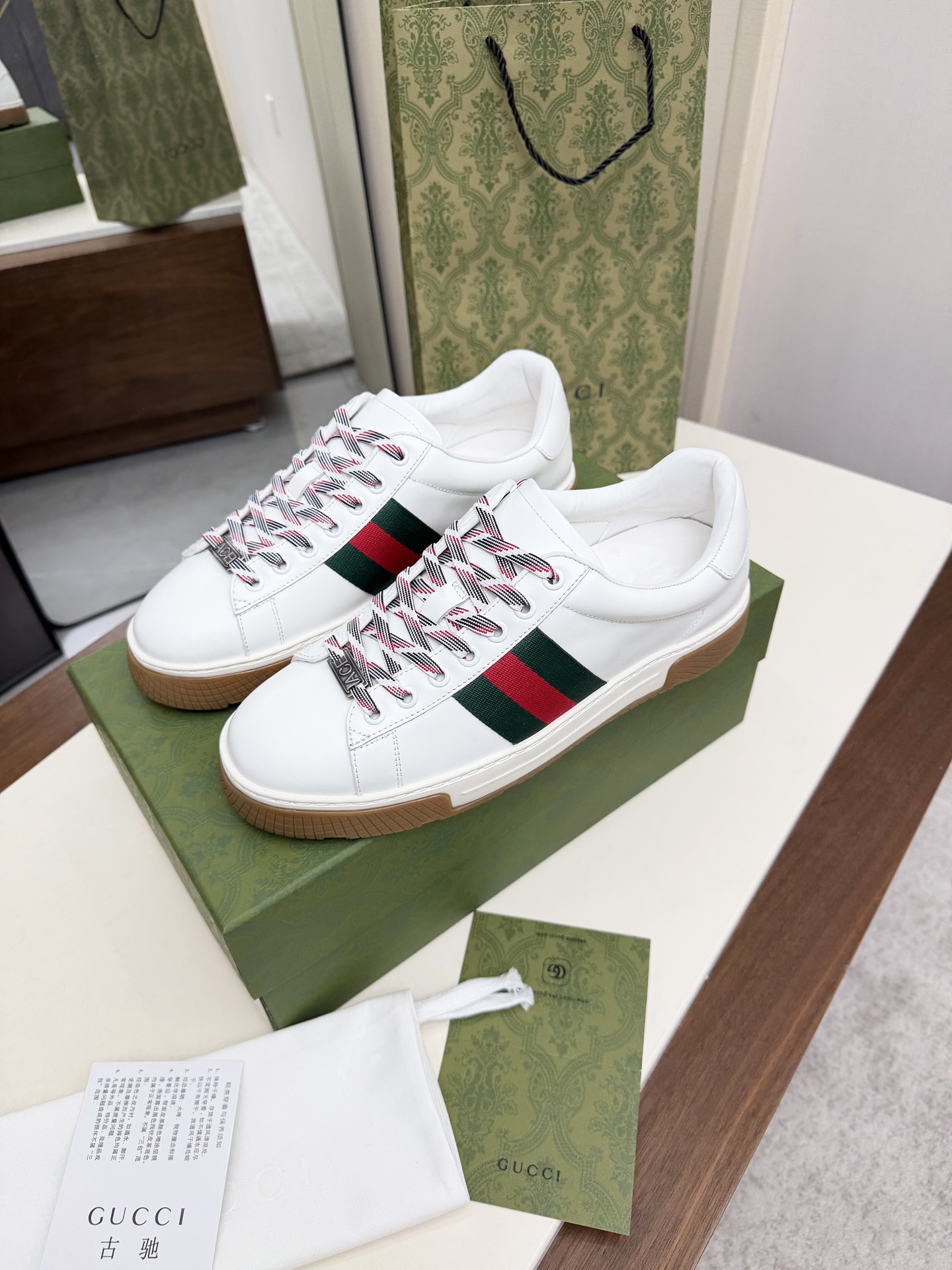 Gucci 原單 男女款 白色條紋休閒鞋 輕奢簡約日常款| 8 Gucci 原單 男女款 白色條紋休閒鞋 輕奢簡約日常款