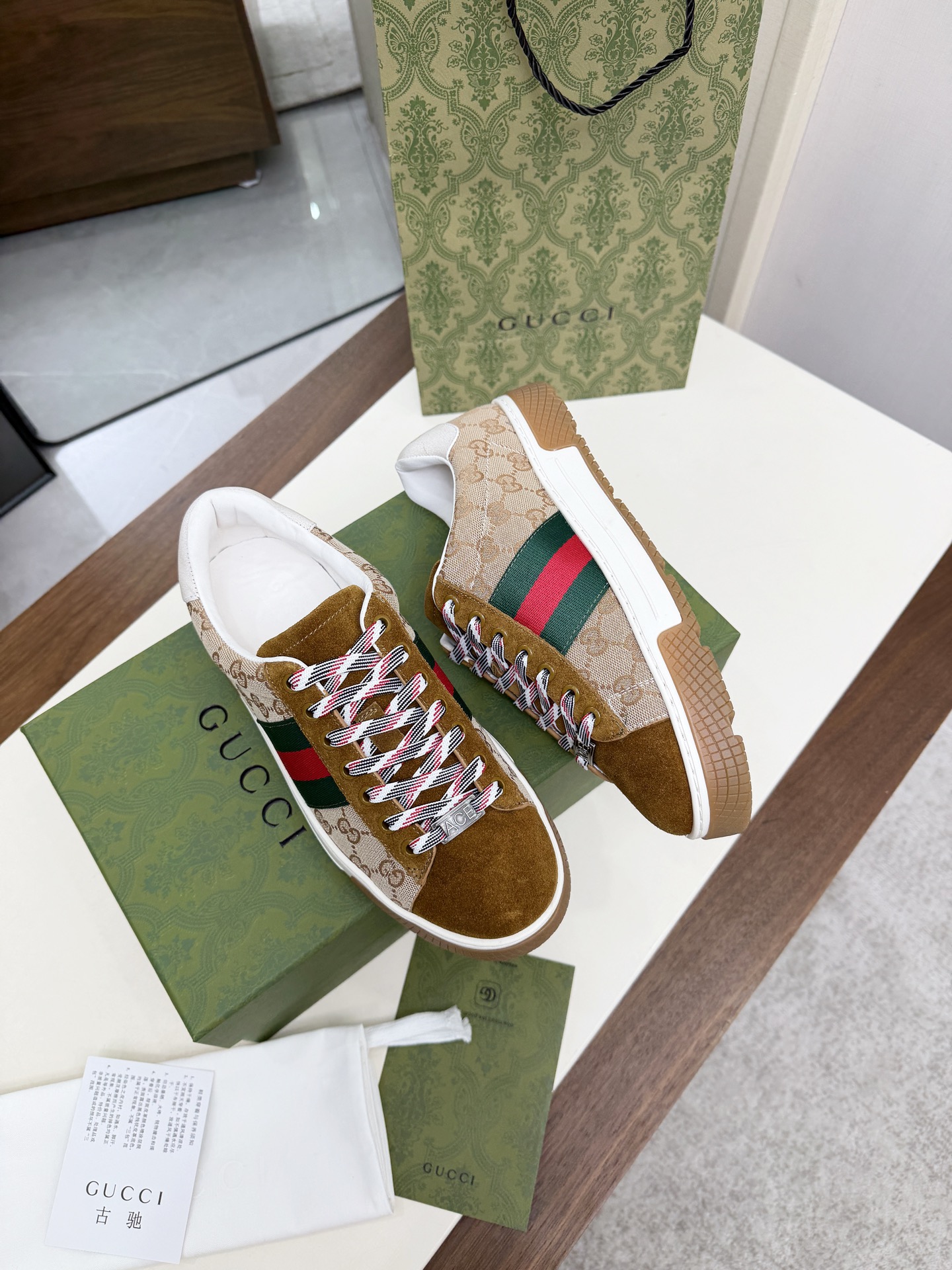 Gucci 高仿 男款 老花拼接休閒鞋 經典條紋設計款| 15 Gucci 高仿 男款 老花拼接休閒鞋 經典條紋設計款