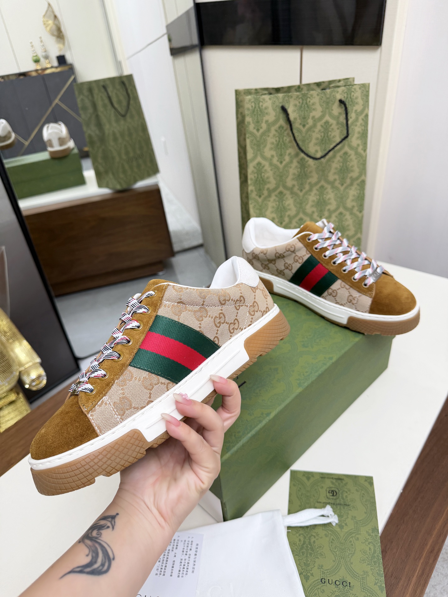 Gucci 高仿 男款 老花拼接休閒鞋 經典條紋設計款| 14 Gucci 高仿 男款 老花拼接休閒鞋 經典條紋設計款