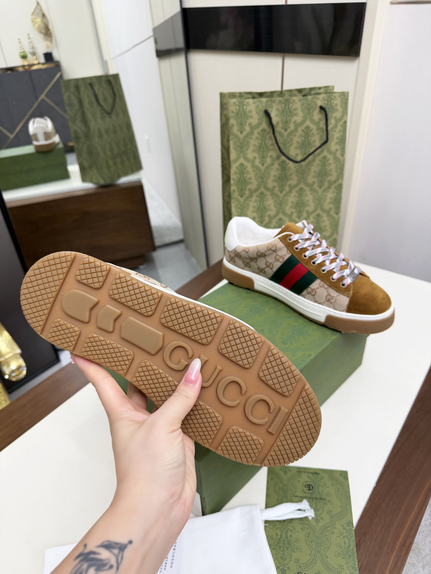 Gucci 高仿 男款 老花拼接休閒鞋 經典條紋設計款| 13 Gucci 高仿 男款 老花拼接休閒鞋 經典條紋設計款