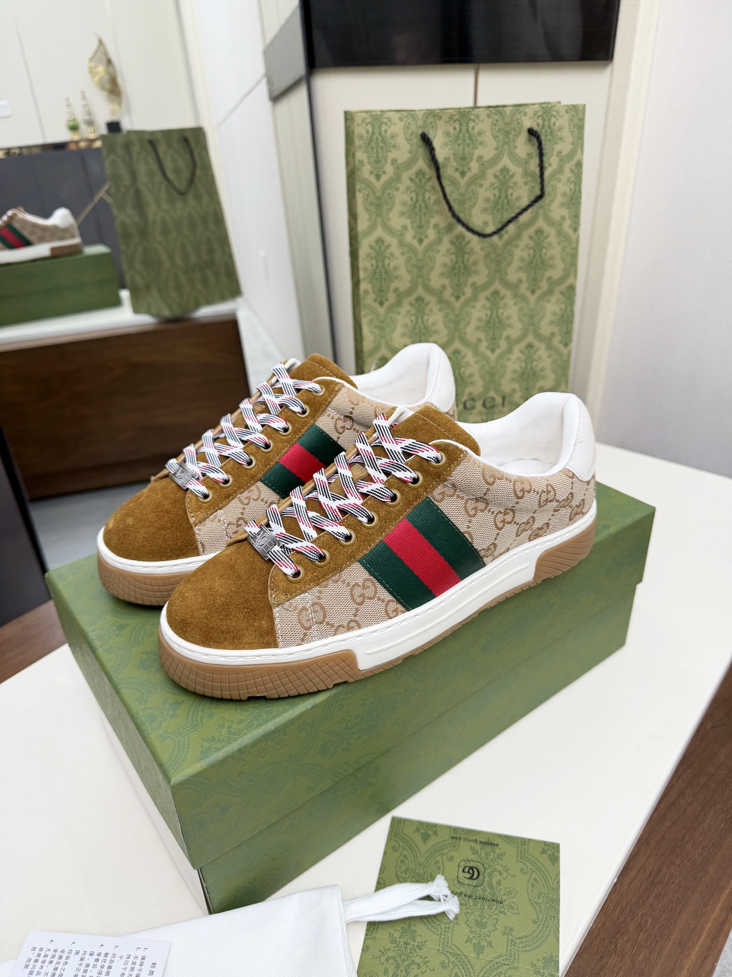 Gucci 高仿 男款 老花拼接休閒鞋 經典條紋設計款| 10 Gucci 高仿 男款 老花拼接休閒鞋 經典條紋設計款
