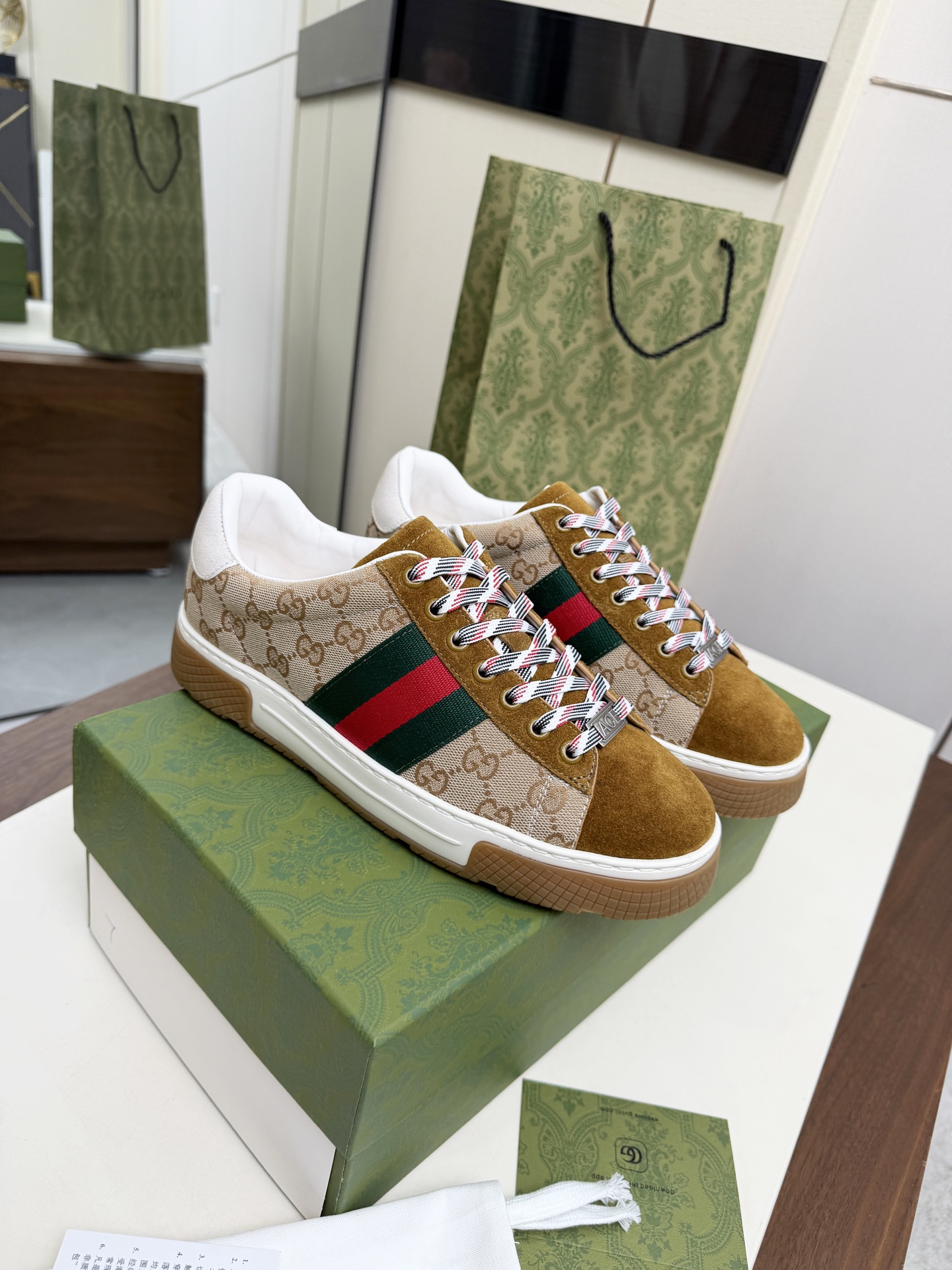 Gucci 高仿 男款 老花拼接休閒鞋 經典條紋設計款| 9 Gucci 高仿 男款 老花拼接休閒鞋 經典條紋設計款