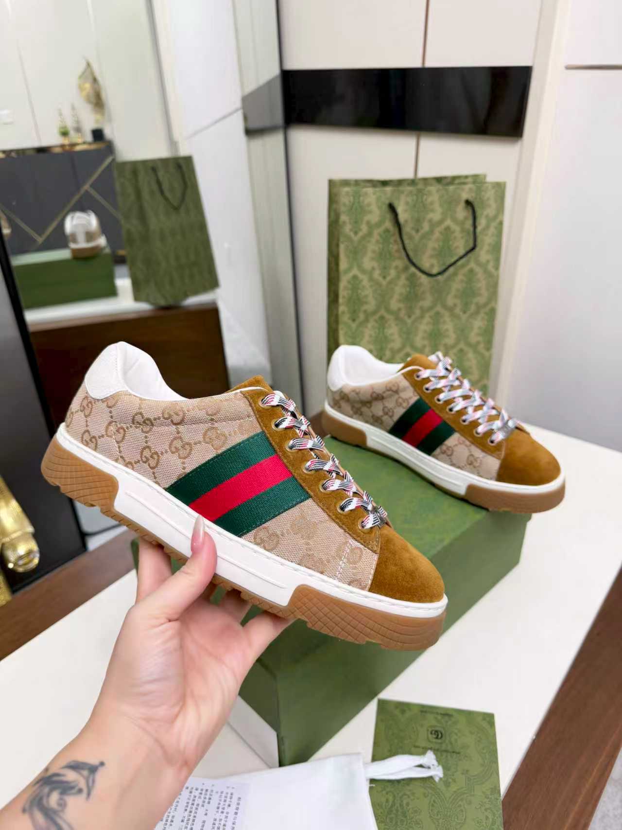 Gucci 高仿 男款 老花拼接休閒鞋 經典條紋設計款| 7 Gucci 高仿 男款 老花拼接休閒鞋 經典條紋設計款