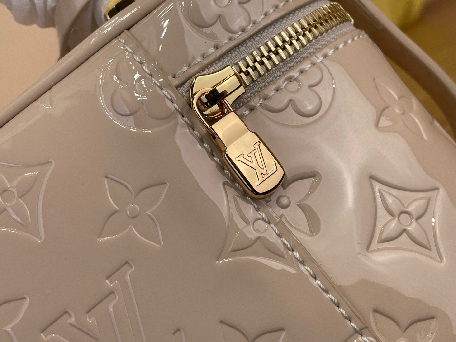 LV A貨 Monogram Bucket 水桶包 米杏色刺繡肩背包