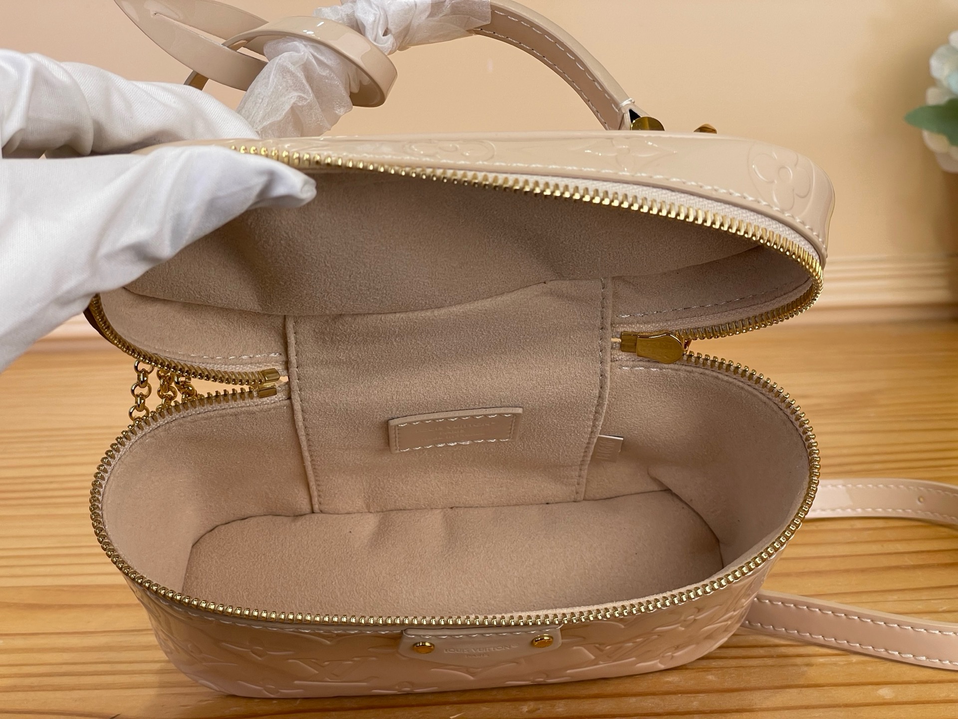 LV A貨 Monogram Bucket 水桶包 米杏色刺繡肩背包