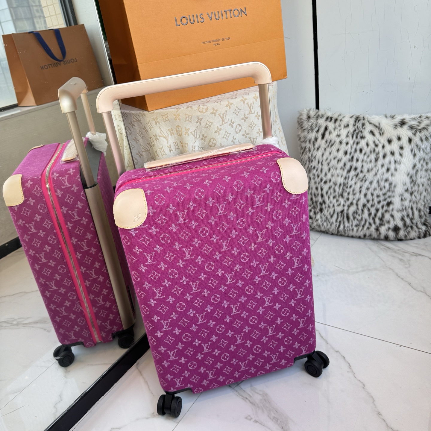 LV 高仿 Monogram Denim 粉色行李箱 拉桿旅行箱| 3 LV 高仿 Monogram Denim 粉色行李箱 拉桿旅行箱