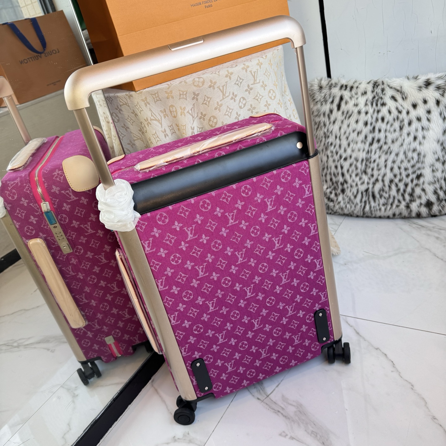 LV 高仿 Monogram Denim 粉色行李箱 拉桿旅行箱| 14 LV 高仿 Monogram Denim 粉色行李箱 拉桿旅行箱