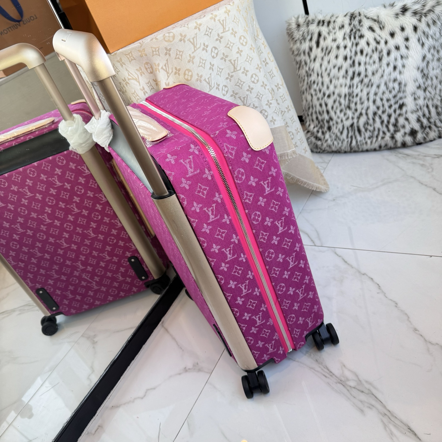 LV 高仿 Monogram Denim 粉色行李箱 拉桿旅行箱| 13 LV 高仿 Monogram Denim 粉色行李箱 拉桿旅行箱