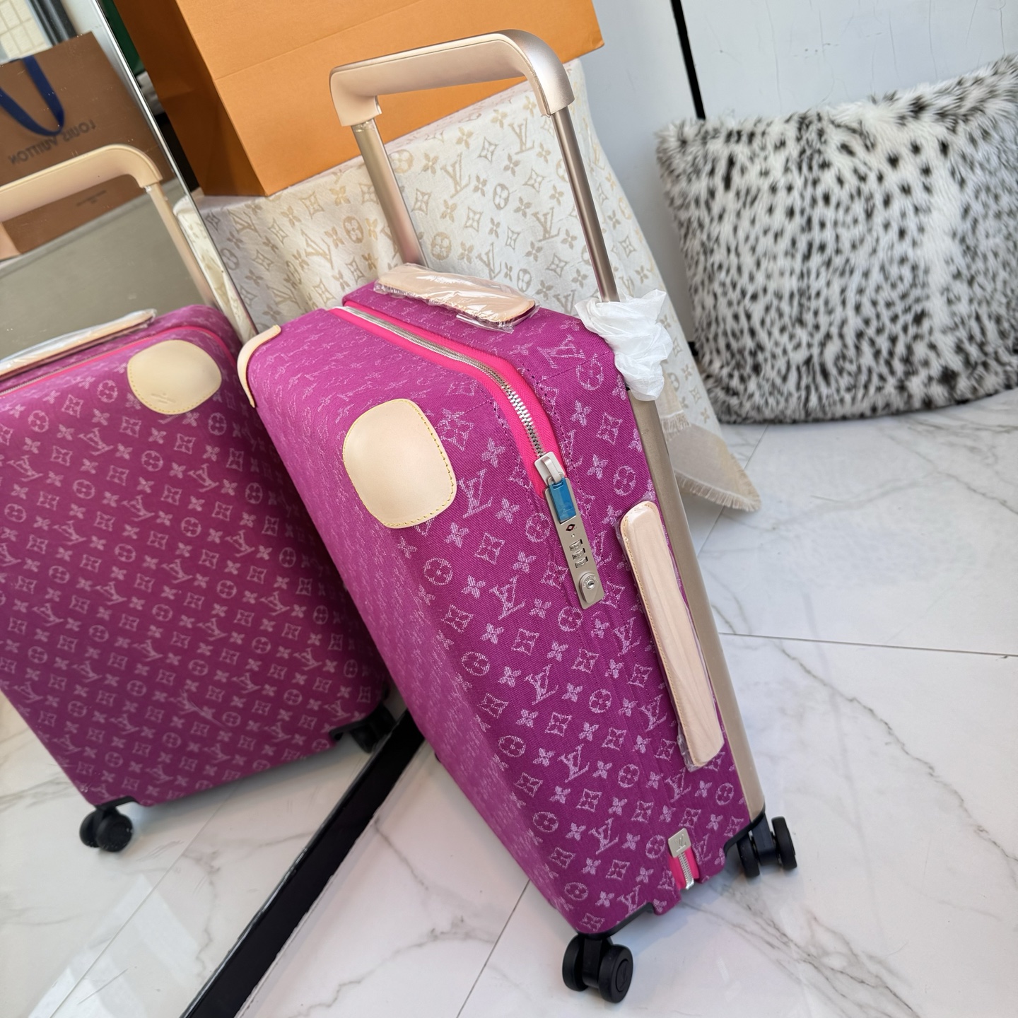 LV 高仿 Monogram Denim 粉色行李箱 拉桿旅行箱| 12 LV 高仿 Monogram Denim 粉色行李箱 拉桿旅行箱