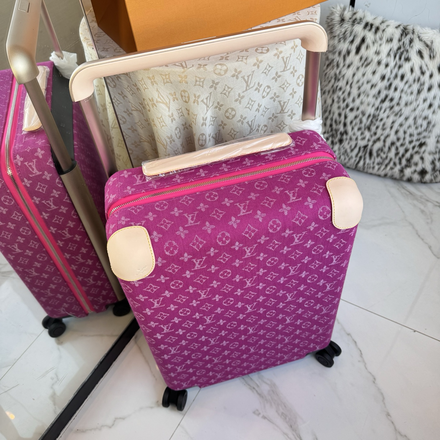LV 高仿 Monogram Denim 粉色行李箱 拉桿旅行箱| 11 LV 高仿 Monogram Denim 粉色行李箱 拉桿旅行箱
