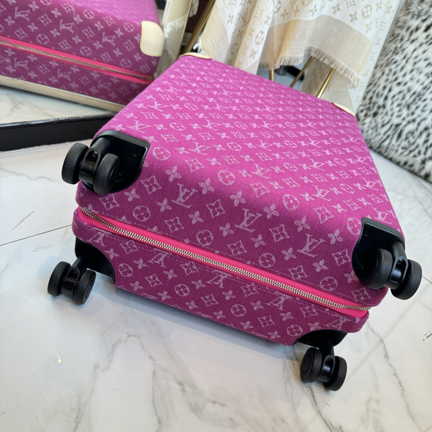 LV 高仿 Monogram Denim 粉色行李箱 拉桿旅行箱| 9 LV 高仿 Monogram Denim 粉色行李箱 拉桿旅行箱