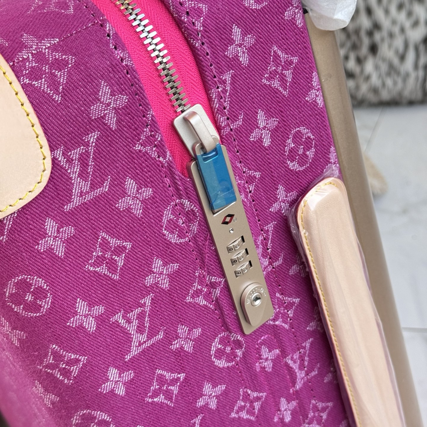LV 高仿 Monogram Denim 粉色行李箱 拉桿旅行箱| 7 LV 高仿 Monogram Denim 粉色行李箱 拉桿旅行箱