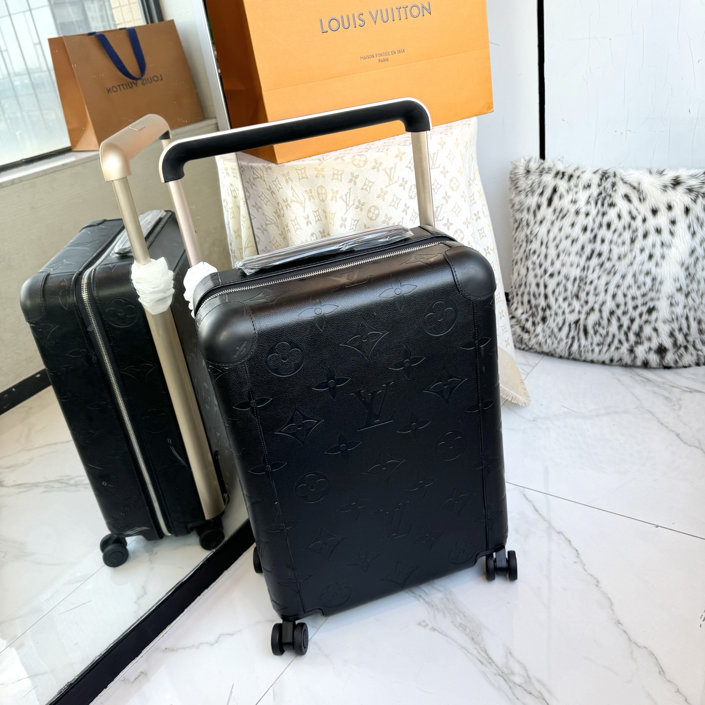 LV 一比一 Monogram Shadow 黑色壓紋行李箱 商務旅行箱