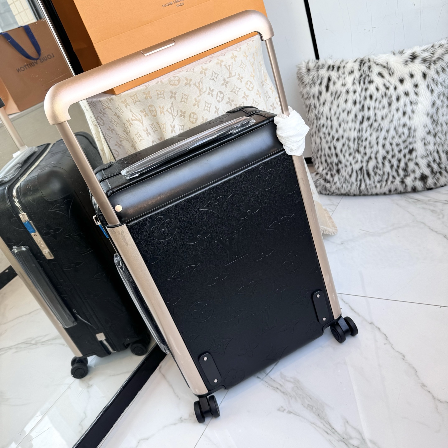 LV 一比一 Monogram Shadow 黑色壓紋行李箱 商務旅行箱| 14 LV 一比一 Monogram Shadow 黑色壓紋行李箱 商務旅行箱